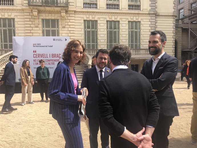 El presidente de la Generalitat, Pere Aragons, el conseller de Empresa y Trabajo, Roger Torrent, y la consellera de Justicia, Derechos y Memoria, Gemma Ubasart, en la inauguración de la exposición 'El Noi del Sucre'