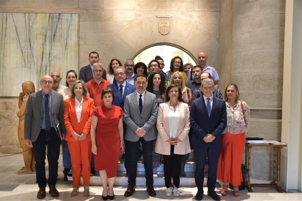 Diputados, y la presidenta del Gobierno, Concha Andreu, juntos a sindicatos