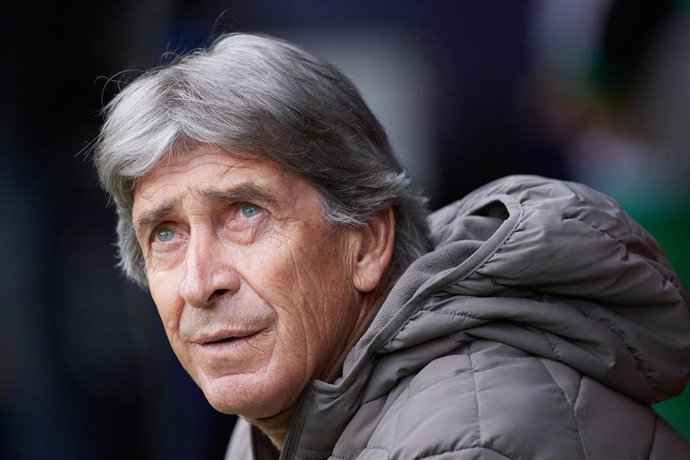 Manuel Pellegrini head coach of Real Betis Balompie looks on prior the La Liga Santander match between CA Osasuna and Real Betis Balompie at El Sadar on April 22, 2023, in Pamplona, Spain.