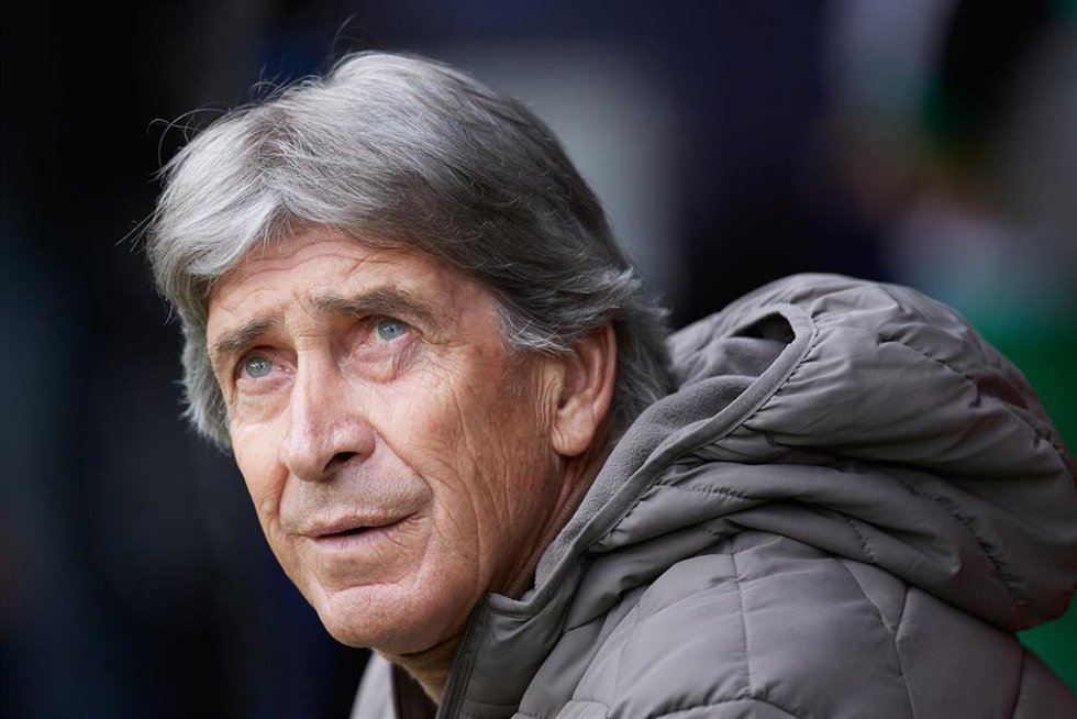 Manuel Pellegrini head coach of Real Betis Balompie looks on prior the La Liga Santander match between CA Osasuna and Real Betis Balompie at El Sadar on April 22, 2023, in Pamplona, Spain.