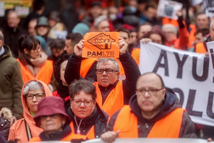 Archivo - Varias personas marchan en una manifestación por las afecciones de las obras de la línea 7B de Metro,.
