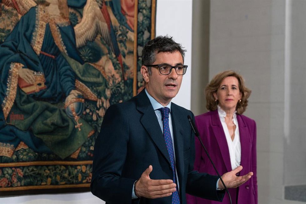El ministro de la Presidencia, Relaciones con las Cortes y Memoria Democrática, Félix Bolaños y la presidenta del Consejo de Administración del Patrimonio Nacional, Ana de la Cueva, presentan el tapiz El triunfo del tiempo, en la Galería de las Colecc