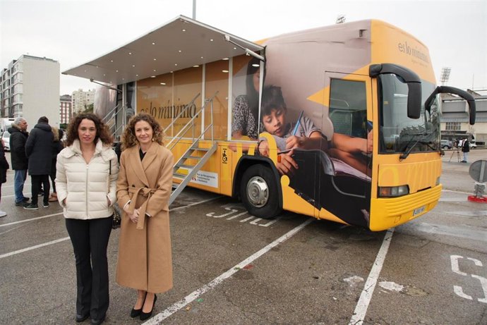 Archivo - La delegada del Gobierno en Cantabria, Ainoa Quiñones, delante del autobús que informa sobre el Ingreso Mínimo Vital en Santander. Foto de archivo