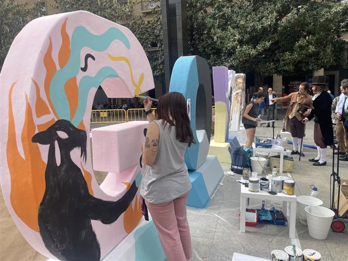 Cuatro artistas aragoneses han pintado en directo las letras de dos metros