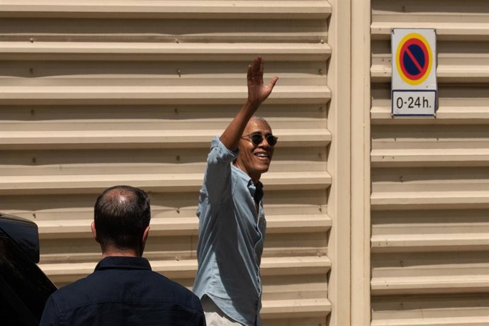 Obama saluda als vens a la seva sortida de la Sagrada Família