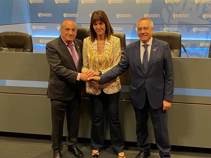 El delegado especial del Estado en el CZFB, Pere Navarro, la vicelehendakari y consejera de Trabajo y Empleo, Idoia Mendia, y el consejero de Planificación Territorial, Vivienda y Transporte, Iñaki Arriola