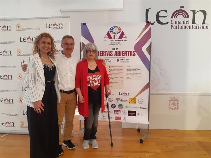 La comisaria de la jornada, Margarita Crespo; el concejal de Participación Ciudadana, Nicanor Pastrana; y la presidenta de la Asociación de Activos y felices, Belén Arén