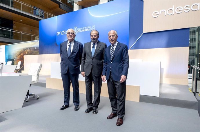 (I-D) El consejero delegado de Endesa, José Damián Bogas, el presidente de Endesa, Juan Sánchez-Calero y el consejero delegado de Enel, Francesco Starace, durante la Junta General de Accionistas 2023 de Endesa, en la sede de Endesa,  a 28 de abril de 20