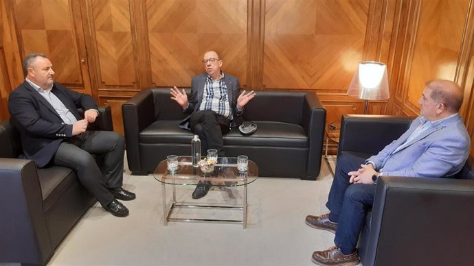 El presidente de la Diputación de León, Eduardo Morán (i); el responsable de CCOO en León, Ignacio Fernández (c); y el diputado de Contratación y Desarrollo Económico, José Pellitero