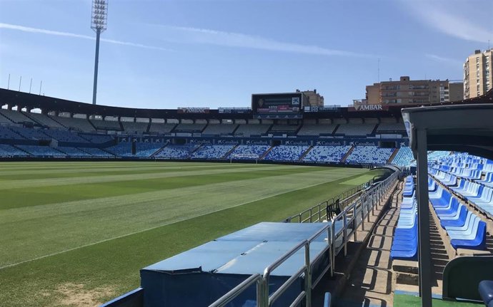 Estadio de La Romareda con una butacas azules a la derecha
