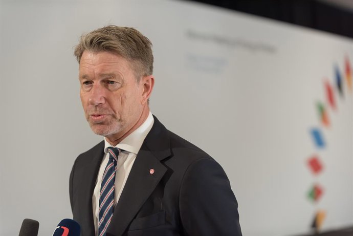 Archivo - October 12, 2022, Prague, Czech Republic: Minister of Petroleum and Energy of Norway Terje Aasland speaks to the media before Informal meeting of European energy ministers in Prague. Main topics of the meeting include hydrogen, energy prepared