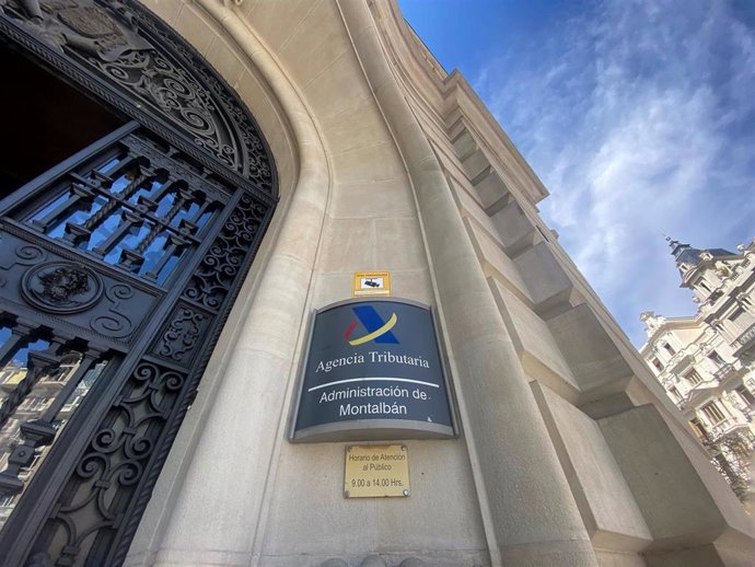 Archivo - Exterior de una oficina de la Agencia Tributaria.