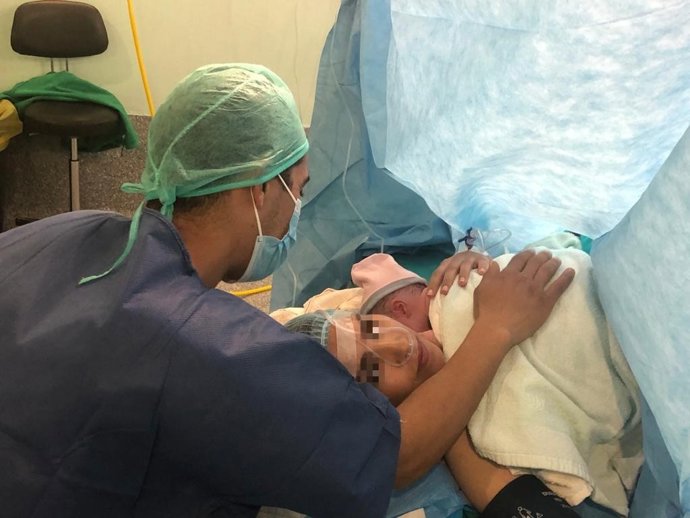 Archivo - Madre con su bebé recién nacido