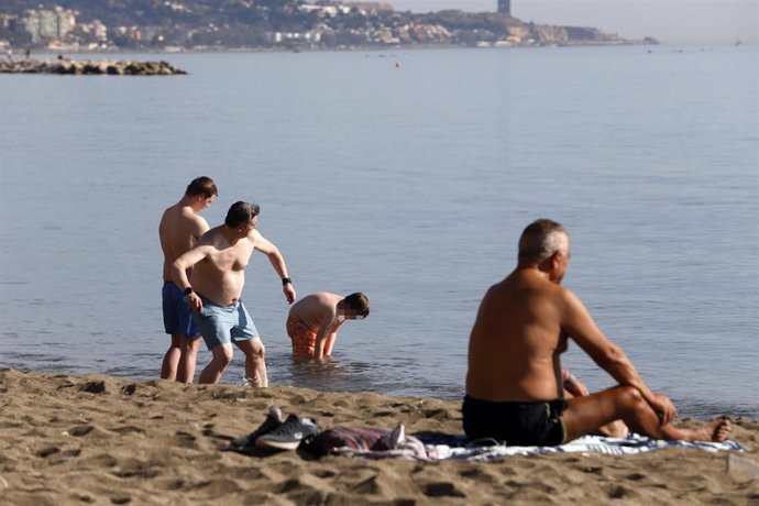 Archivo - Turistas en la playa 