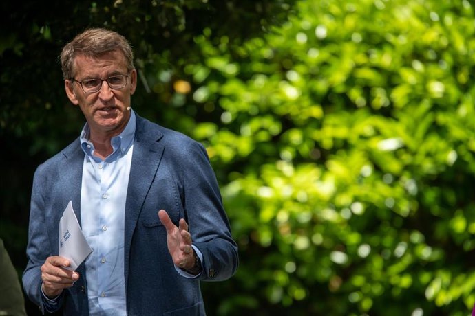 El presidente del PP, Alberto Núñez Feijóo, interviene durante un acto del PP, a 28 de abril de 2023, en Tarragona, Catalunya (España). Feijóo ha viajado a Barcelona para participar en un acto con afiliados del Partido Popular. Durante su intervención, 