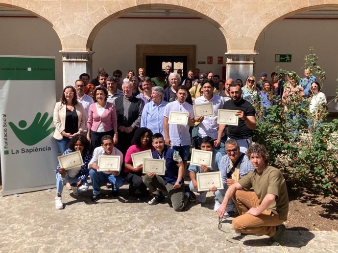 La consellera Fina Santiago y el obispo y presidente de La Sapincia, Sebasti Taltavull, asisten a la entrega de diplomas a las primeras 17 personas que participaron en el primer itinerario de adquisición de competencias en jardinería y agricultura