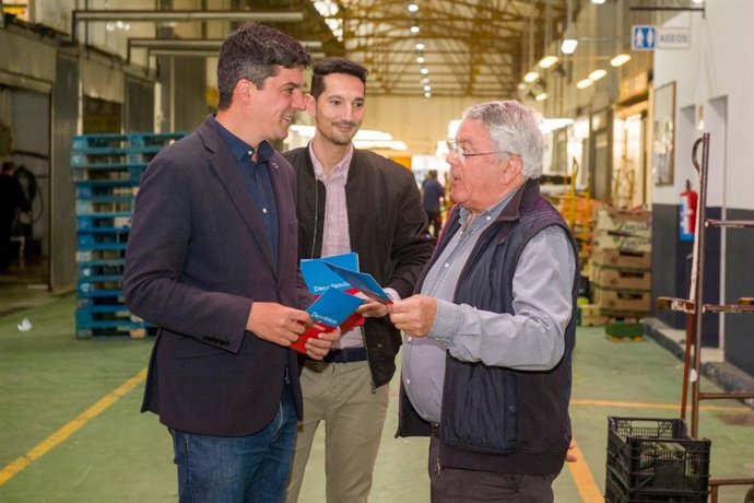 El portavoz municipal y candidato del PSOE a la Alcaldía de Santander, Daniel Fernández, en Mercasantander