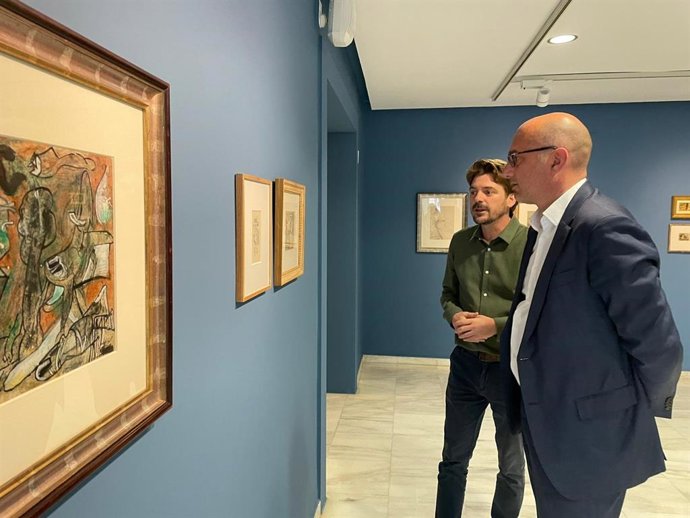 El concejal de Cultura, Turismo y Deportes, Pedro García Rex, visita la exposición