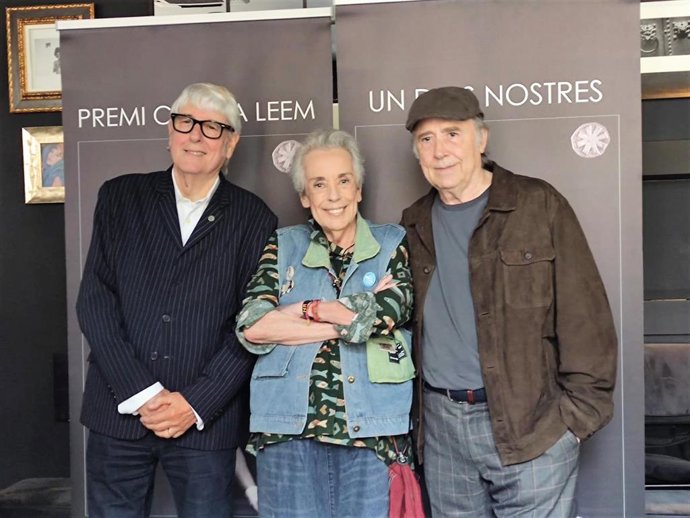 De izquierda a derecha, el impulsor de Uno de los Nuestros, Joan Estrada, la fotógrafa galardonada Colita y el cantautor Joan Manuel Serrat