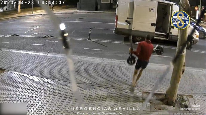 Uno de los detenidos cargando los patinetes sustraídos en una furgoneta también robada.