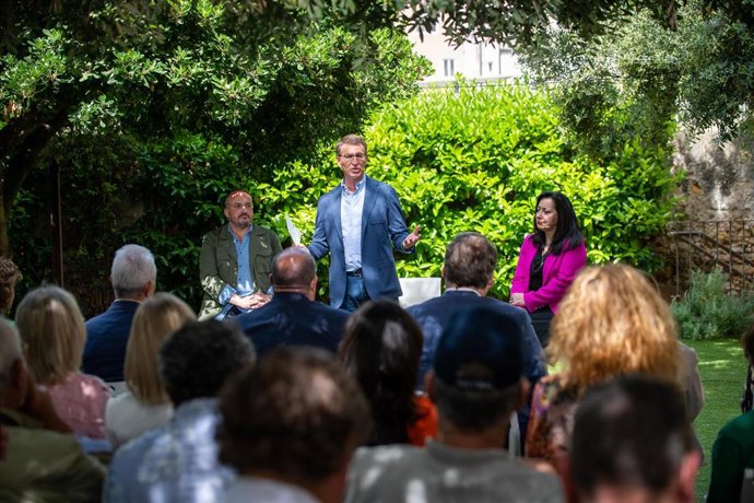 (I-D) El presidente del PP en Catalunya, Alejandro Fernández; el presidente del PP, Alberto Núñez Feijóo y la candidata a la alcaldía de Barcelona por el PP, Maria Merc Martorell, intervienen durante un acto del PP, a 28 de abril de 2023, en Tarragona,