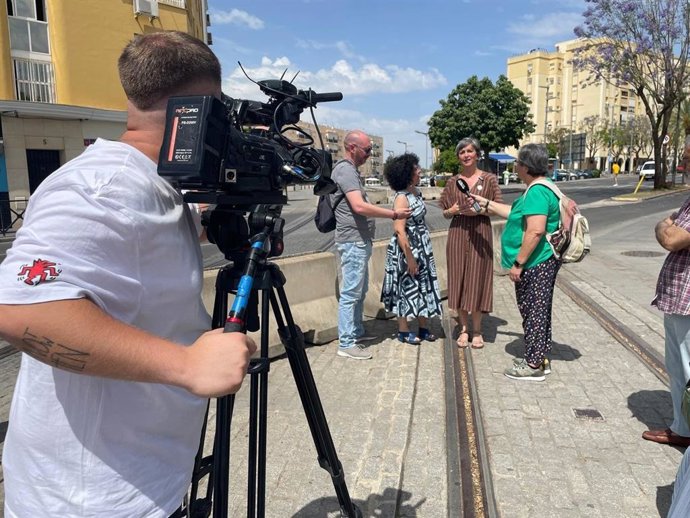 La concejala de Adelante Andalucía y candidata en Alcalá de Guadaíra (Sevilla), Begoña Iza, acompañada de la presidenta del Grupo en el Parlamento de Andalucía, Maribel Mora, este viernes durante sus declaraciones.