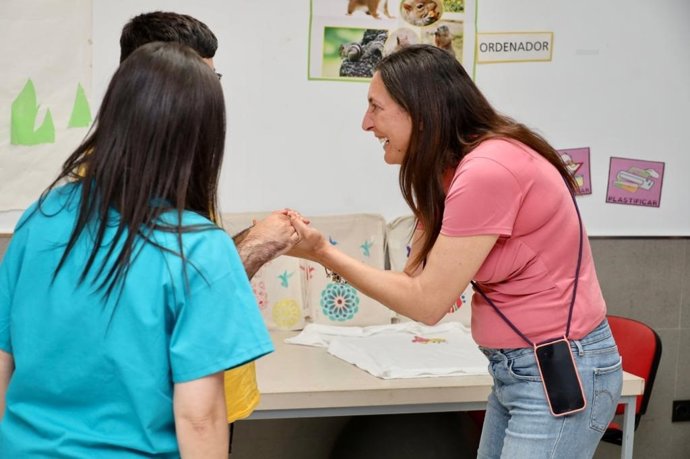 Loles López visita la asociación 'Ver de Olula', en Almería