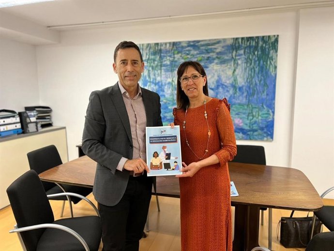 El director general de Prestaciones y Farmacia, Nacho García, y la presidenta de la Asociación de Personas con Diabetes de Baleares (Adiba), Catalina Taberner