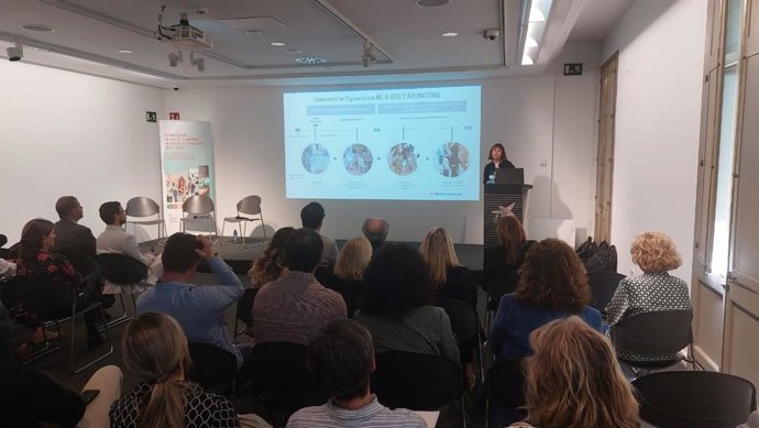 La Coordinadora del Laboratorio de Ergonomía de Mutua Universal, Ana Elvira Planas, presenta los resultados de su estudio sobre la incidencia de camas elevables en los hoteles.