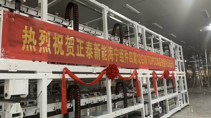 A photo captures a new TOPCon module equipment moved in a module workshop in Astronergy Haining Manufacturing Base.