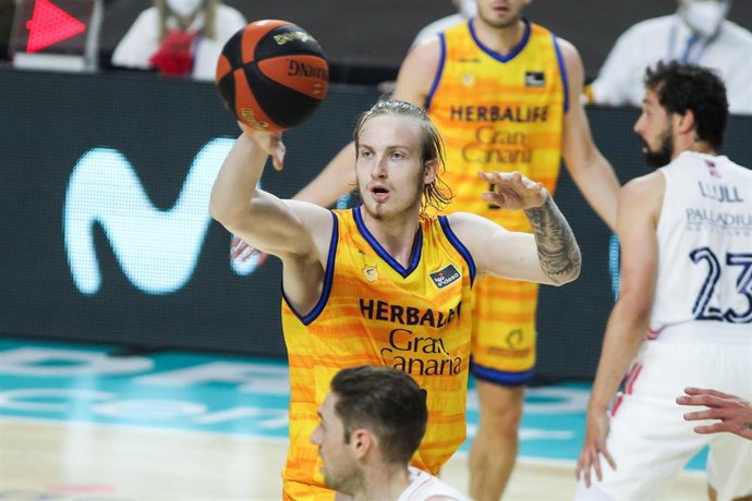 Archivo - El pívot polaco Oleg Balcerowski durante un partido con el Gran Canaria