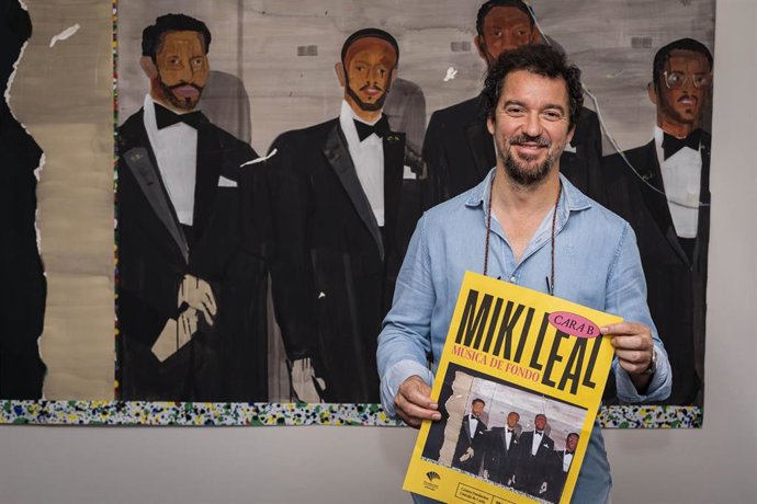 Miki Leal en la exposición 'CARA B. Música de fondo' en el Centro Fundación Unicaja de Cádiz.