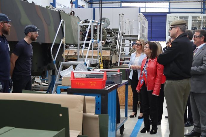 Imagen de la última visita de la ministra Margarita Robles a la planta de Santa Bárbara, en Alcalá, acompañada por la alcaldesa Ana Isabel Jiménez.