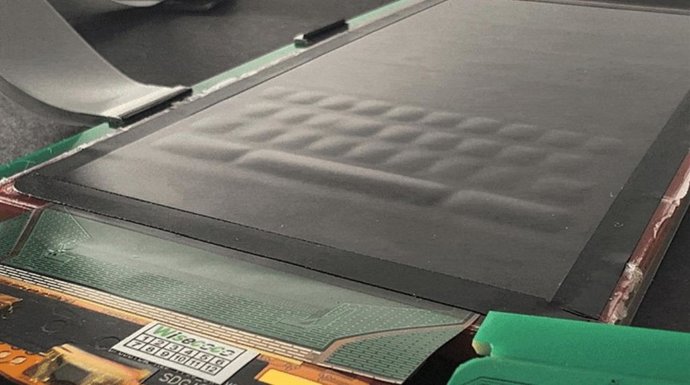 Pantalla plana háptica capaz de crear botones con un sistema de burbujas electroosmóticas.