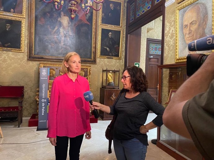 La candidata de Ciudadanos al Ayuntamiento de Palma, Eva Pomar, en declaraciones a la prensa.