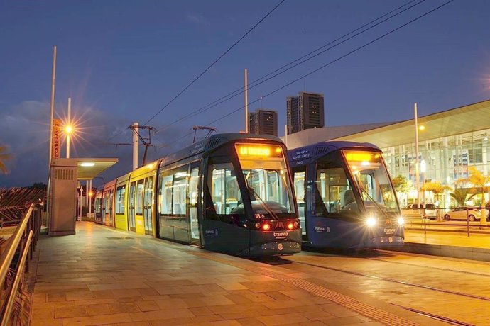 Archivo - Servicio nocturno del tranvía de Tenerife