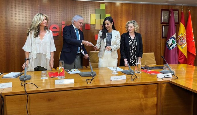 El presidente de CEIM, Miguel Garrido, con las candidatas de CS a la Comunidad, Aruca Gómez, y al Ayuntamiento de la capital, Begoña Villacís