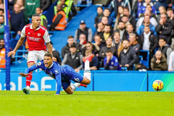 Archivo - Gabriel Jesus y Thiago Silva en el Chelsea-Arsenal de la primera vuelta de la Premier League