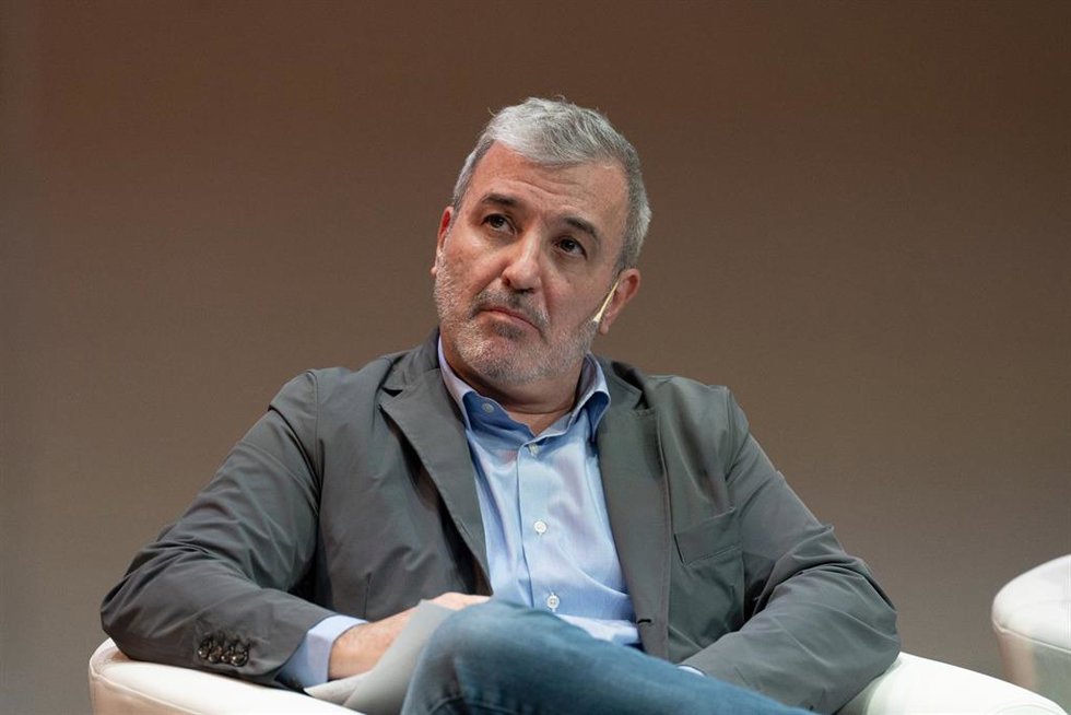 El alcaldable de Barcelona, Jaume Collboni (PSC), durante el debate sobre el futuro de las motos en la ciudad, en el Eixample Teatre, a 14 de abril de 2023, en Barcelona, Catalunya (España). El debate 'La ciudad de las motos' ha sido organizado por Moto