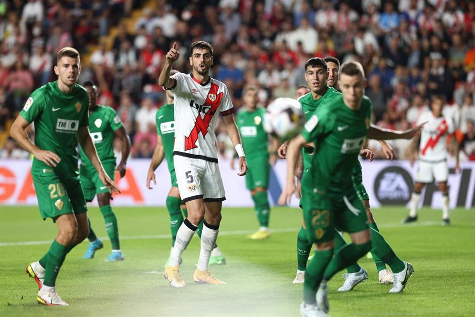 Archivo - Alejandro Catena reclama al árbitro en el Rayo Vallecano-Elche de LaLiga Santander 2022-2023