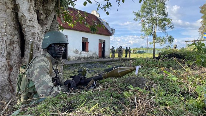 Un militar de la fuerza regional de la Comunidad Africana Oriental (CAO) en Kibumba, Kivu Norte