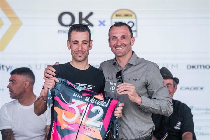 El corredor Vincenzo Nibali recibe el maillot con el dorsal 312 de la Mallorac 312 OK Mobility.