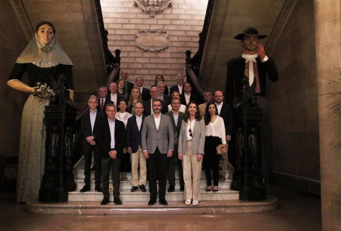 Los embajadores de los 27 países miembros de la Unión Europea durante una visita oficial al Ayuntamiento de Palma