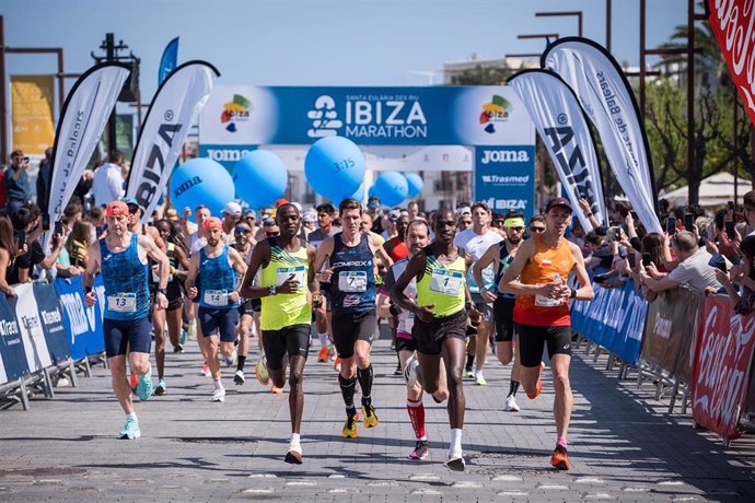 Salida del Santa Eularia Ibiza Marathon de 2023.