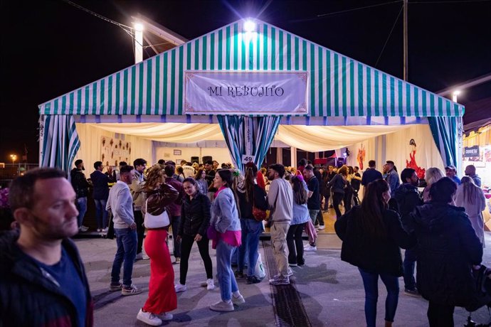 Varias personas bailan durante la inauguración de la Feria de Abril de Barcelona, en el Parc del Frum, a 21 de abril de 2023, en Barcelona, Catalunya (España). 