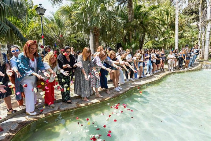 Ceremonia del Río en la celebración del Día Internacional del Pueblo Gitano en Torremolinos.