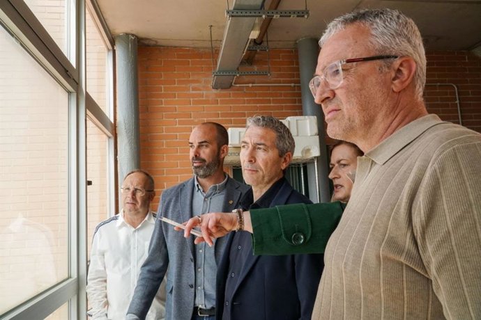El conseller Josep Gonzlez-Cambray en una visita este viernes al Institut de Roquetes (Tarragona)