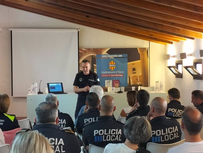 Jornada de formación sobre el papel de los policías tutores en materia de igualdad como estrategia preventiva entre los menores de edad impartida por el oficial de la policía local de Córdoba y responsable del servicio de policía tutor, Juan Alcántara
