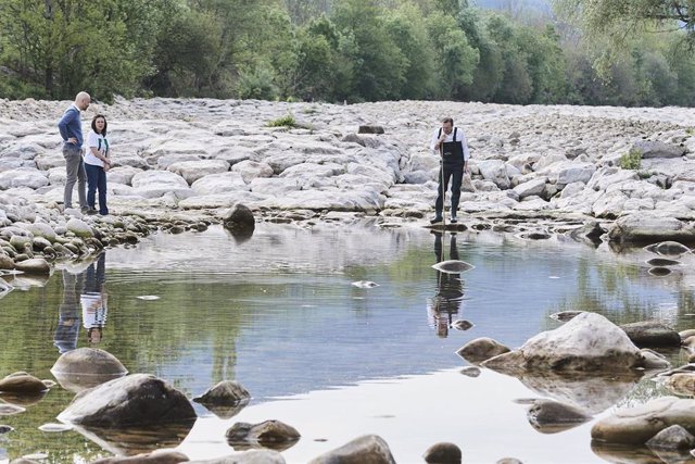 Varias personas en uno de los tramos del río Pas que sufre sequía, a 28 de abril de 2023, en Corvera de Toranzo, Cantabria (España). Cantabria suspenderá temporalmente, y desde mañana 29 de abril, la pesca en cuatro tramos de los ríos Asón, Pas, Nansa y D