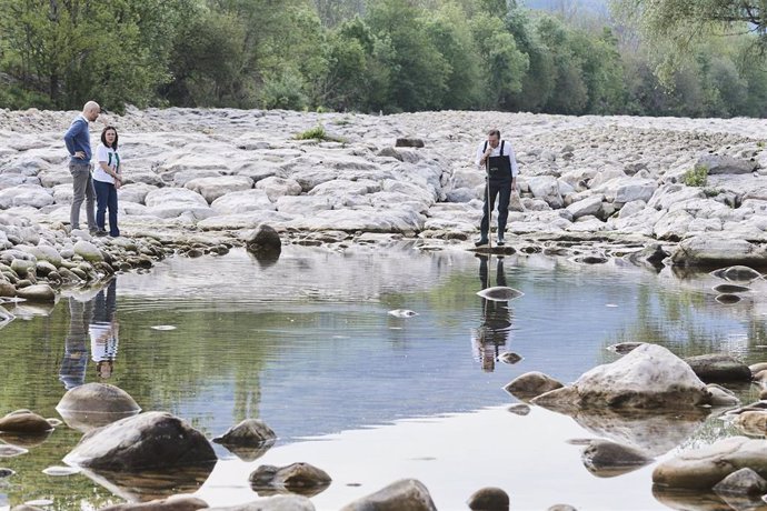 Varias personas en uno de los tramos del río Pas que sufre sequía, a 28 de abril de 2023, en Corvera de Toranzo, Cantabria (España). Cantabria suspenderá temporalmente, y desde mañana 29 de abril, la pesca en cuatro tramos de los ríos Asón, Pas, Nansa y